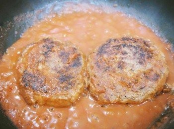 step11: 煨煮時可以將漢堡排翻面，讓兩面都能吸附醬汁。接著盛盤以花椰菜及小番茄裝飾即完成囉 ♡