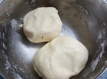 step4: 再做油酥皮,將油酥皮材料拌勻,搓成麵糰,將水皮及油酥皮放入雪櫃雪30分鐘