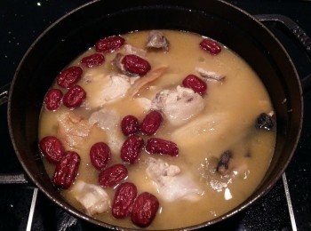 step9: 蓋上鍋蓋燉煮約10-15分鐘,加入枸杞及鹽做調味就完成了。燉煮時間可依個人喜歡的熟度做增減,喜歡酒香的我,起鍋前會再將剩餘的米酒(半瓶)加入湯頭裡煮2分鐘即完成。湯頭醇厚但又不油膩,這才是好吃的麻油雞喔!麵線及青菜可隨個人喜愛再搭配麻油雞一起享用。