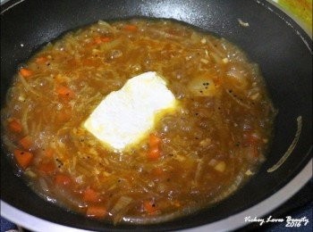 step7: 將沾有麵粉的無鹽奶油，放入煮沸的黑胡椒洋蔥醬湯裡，做勾芡拌匀
（使用無鹽奶油加上麵粉來代替太白粉水，可讓芡汁更具香氣及油亮度）
