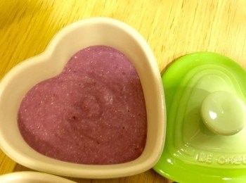 step4: 取寶寶的量，把紫芋地瓜2小塊跟煮熟的小米、蘋果用攪拌器打成好入口的泥狀，這樣寶寶溫熱的ㄧ口接ㄧ口才有暖胃功效。