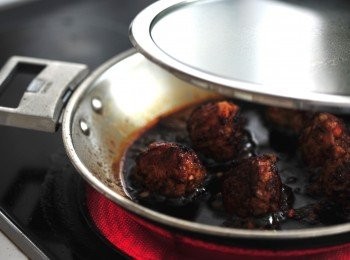 step5: 用廚紙清潔鑊中多餘的油份
將<span class="group_2">照燒汁</span>所以材料拌勻，加入鍋內，以中火和肉丸煮至醬汁濃調（大概五分鐘左右）便可上桌