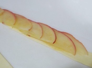 step3: 在派皮上鋪上軟化的蘋果片，大概在1/2處疊上下一塊蘋果片。