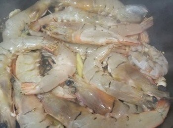 step4: 放入大蝦煎到兩邊焦香，大約7成熟