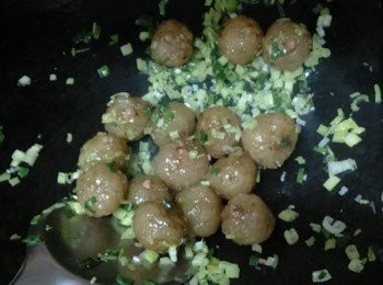 step12: 倒入上色的菜頭丸，炒勻