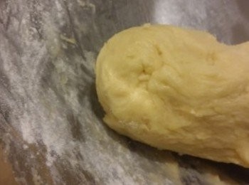 step4: 成粉圑後用保鮮紙包好雪入冰格十五分鐘後落出,將粉團分8份慢慢壓入巳搽牛油的焗模內,或用木棍壓成3mm厚度再用圓型模切出8份餅皮再壓入焗模。