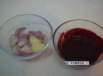 step2: 乾蔥頭和蒜頭去皮，用刀背略拍扁；紅麴醬、醬油和糖拌勻備用。