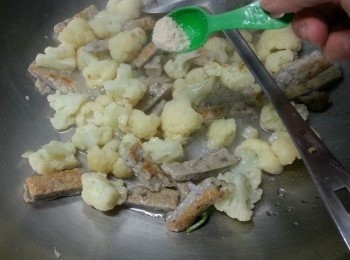 step9: 落半茶匙雞粉炒勻