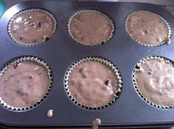 step3: 取出烘焙紙杯，把調好的麵糊倒入紙杯，9分滿。