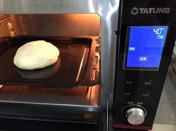 step3: 將麵團放入蒸烤箱使用發酵模式, 溫度設定最低40度, 時間約30分鐘, 或至麵團兩倍大即可