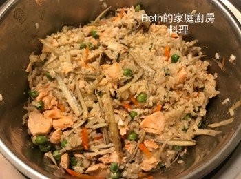 step4: 電鍋跳起後燜10分鐘，將<span class="group_1">食材</span>與飯拌勻；外鍋半杯水再按下電鍋，跳起即可