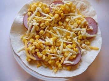 step2: *疊上另一片烤餅，入烤箱約160-180度加熱，或是在鍋內直接小火加熱(不用加油)。