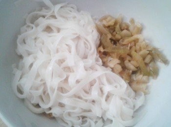 step4: 煮好的陽春麵放在冷水下沖一沖，將麵，花生碎，榨菜放進碗內