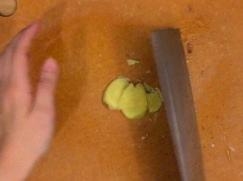 step3: 薑去皮切片拍散