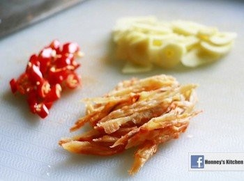 step2: 蒜頭去衣後切片, 指天椒切粒,  蝦乾洗淨切幼絲