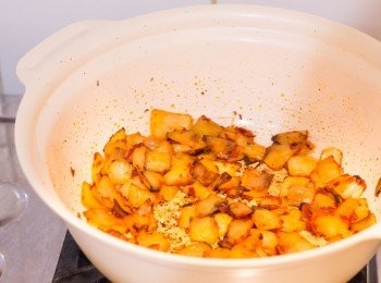 step6: 下蕃茄膏（Tomato Paste）炒勻約 1 分鐘，炒香及略略收乾蕃茄膏的水份