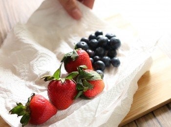 step10: 丹麥酥做法（步驟10-16）：
把粗鹽加入水中把莓果浸洗乾淨，取出莓果以廚紙印乾備用。把杏桃以廚紙印乾備用。