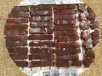 step7: 醃製完成後，撈起蒟蒻瀝乾，以100度的烤箱低溫烘烤60分鐘，期間需要調轉烤盤。