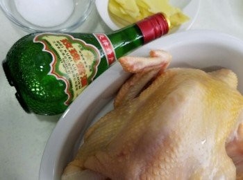 step1: 洗淨雞，抹乾雞身及雞內。
薑切片。撈勻玫瑰露及鹽備用。