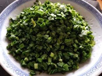 step1: 韮菜，清洗後切粒