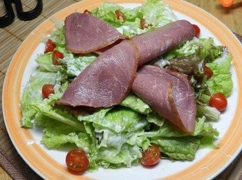 step3: 切胡椒牛肉退冰後，捲起擺盤