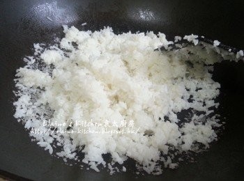 step5: 燒紅鑊 , 將白飯放入炒散及少許乾身