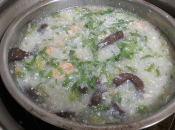 step8: 電鍋要跳起的前五分鐘 , 把生菜絲加入拌勻 , 再蓋上鍋蓋