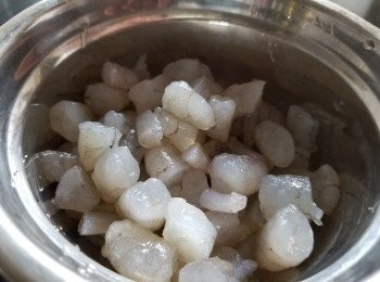 step2: 急凍虎蝦，清洗後切粒，白鑊炒熟至出水，隔乾水備用