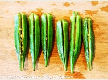 step3: 將川燙後的秋葵撈起，泡冰水冰鎮片刻後，將秋葵對剖，但不切斷為原則。