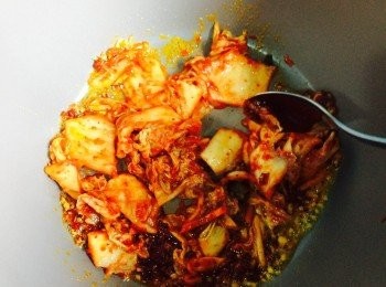 step2: 下泡菜同炒一會，然後加適量水煮滾。