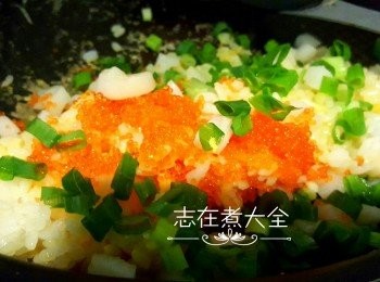 step3: 再放入帶子，蟹子及蔥粒炒勻即可享用