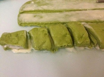 step7: 然後將其中二份重疊後再根據焗盤大小直切成細小等份