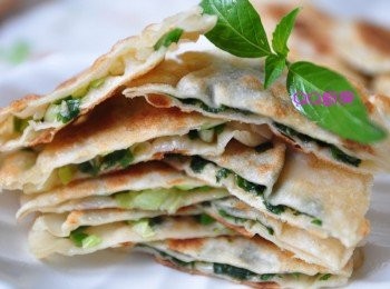 step12: 將煎好完成的蔬菜餅對切成半圓，香噴噴的麻油香和著蔥花與塔香，讓人迫不及待大快朵頤囉!