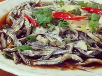 step2: 用大鍋把水燒滾，將澎湖野生丁香魚放入蒸盤中，在澎湖野生丁香魚身上鋪好薑絲、辣椒、淋上少許的醬油和水，並以大火蓋鍋蒸清蒸8分鐘，至所有<span class="group_1">食材</span>熟，