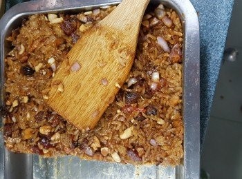 step12: 灘凍糯米飯,用個盤,將糯米飯倒入盤中,壓實,放入雪櫃雪4小時以上,作用是將糯米飯雪至硬身(盤搽上油)