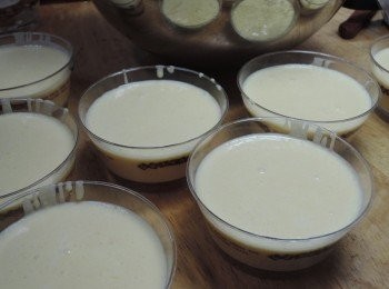 step7: 將芒果乳酪舀入杯中，放入冷藏約3~4小時即可食用