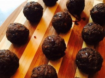 step7: 紅豆蓉分成16份。鹹蛋黄分成每1/4粒一份共16份。將一份紅豆蓉和一份蛋黄輕力搓匀成餡料。