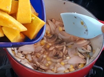 step4: 再加入南瓜炒3-4分鐘。