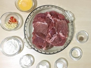 step3: 做法  
蛋打勻 
蒜頭去依切蓉 
辣椒切粒    
預備麵粉 
✨自製淮鹽= 五香粉 1/4茶匙 鹽 1 湯匙✨