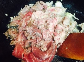 step2: 鑄鐵鍋或砂鍋內燒熱油，爆香乾葱，嗜辣的可加入少許指天椒一同爆香。放入已解凍的肥牛和蒜蓉快炒至半熟，盛起備用。