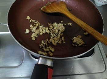 step4: 把雞絞肉炒至略熟，