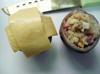 step9: 接著裝入馬鈴薯盅裡，上面鋪上對半起司片再進微波1分鐘