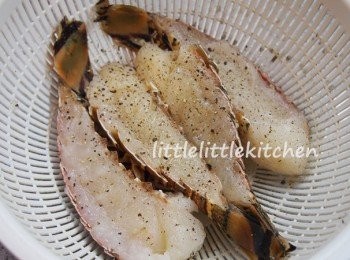 step2: 用鹽和黑胡椒調味