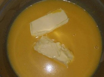 step5: 再過篩。放上45g牛油（唔洗搞勻）