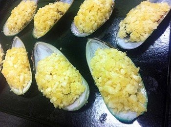 step4: 加入少許鹽，將麵包糠放入牛油蒜蓉中拌勻至麵包糠吸乾牛油。