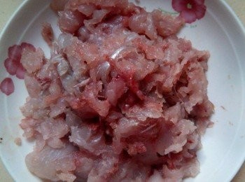 step3: 用手把已加入調味料的鮫魚肉來回重撻，直至感覺到鮫魚肉帶點膠質黏性便可停。