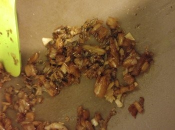 step2: 用少許油起鑊炒香乾蔥蓉後將梅菜回鑊再炒下。