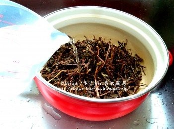 step1: 涼粉草用水沖洗乾淨及隔去水份 , 放入煲內加入2400ml水