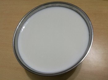 step1: 牛奶倒進乳酪機/酸奶機。