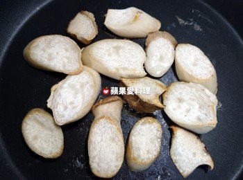 step2: 杏鮑菇煎到焦黃色時，翻面續煎。
